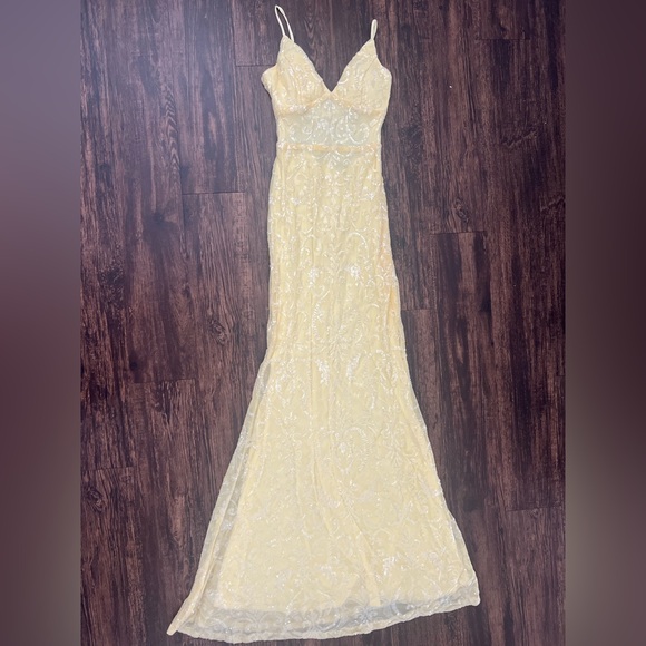green emerald velvet dress Windsor Bethanie Formal Sequin V-Neck Mermaid Dress in Light Blue | Size: S main image 1